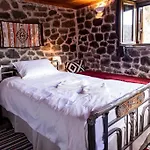 πέτρινη με υπέροχη θέα στο όρος κόζιακα.
