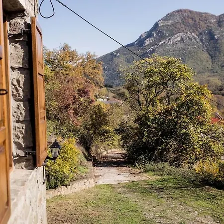בית נופש πέτρινη με υπέροχη θέα στο όρος κόζιακα.